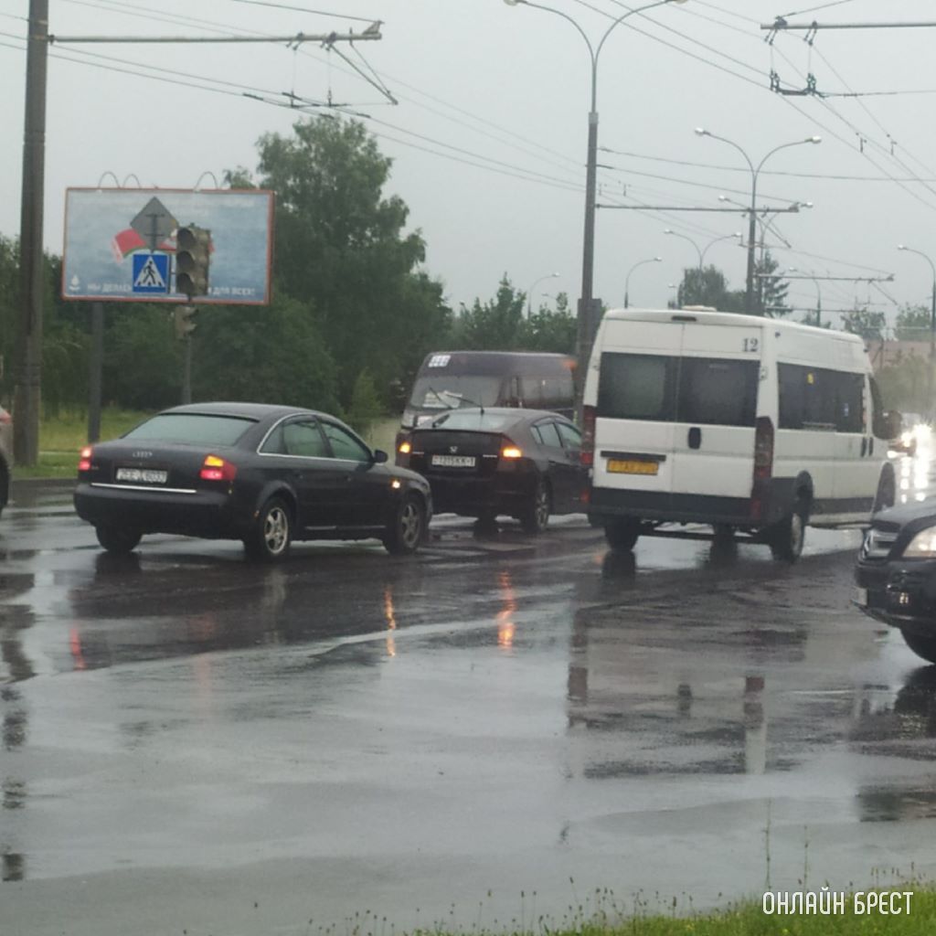 В Бресте на Ковалевке возле Мартина не работают светофоры. Будьте внимательны!