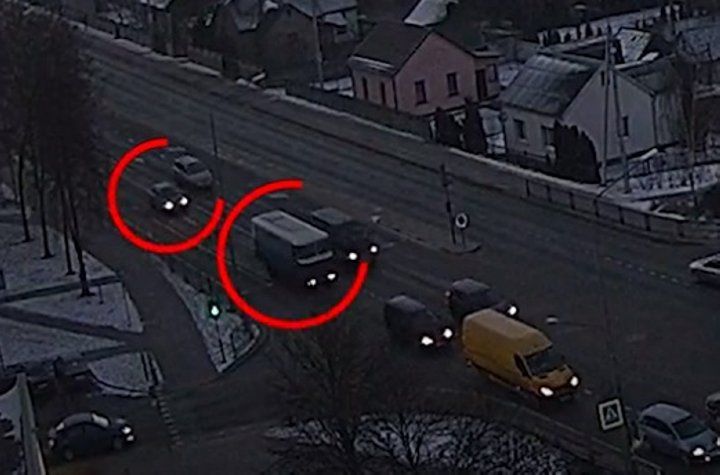 Появилось видео с камеры видеонаблюдения, как вчера в Бресте автомобиль врезался в автобус