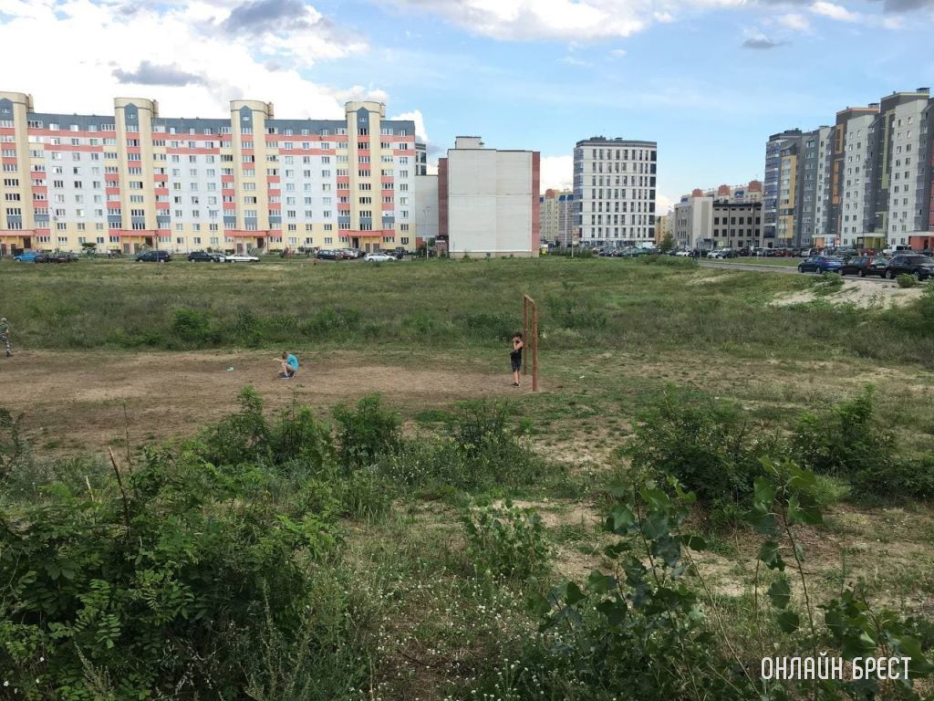 Интересно было сегодня увидеть поле, на котором установлены деревянные ворота и ребятня с криками гоняет мяч