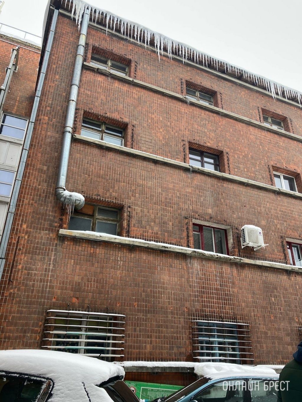 Читатель: Брест. Огромные сосульки висят на здании. Здесь ходят люди и стоят машины. Очень опасно!