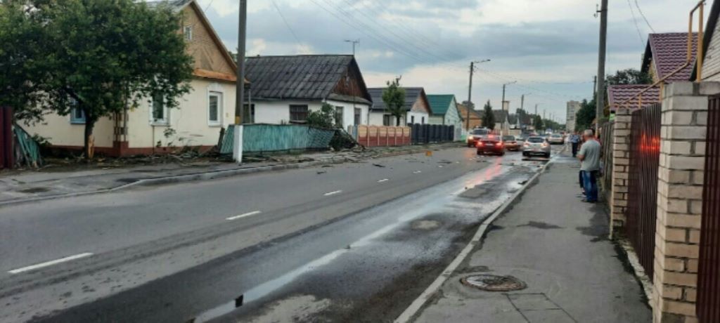 В Пинске автомобиль Range Rover попал в серьёзное ДТП