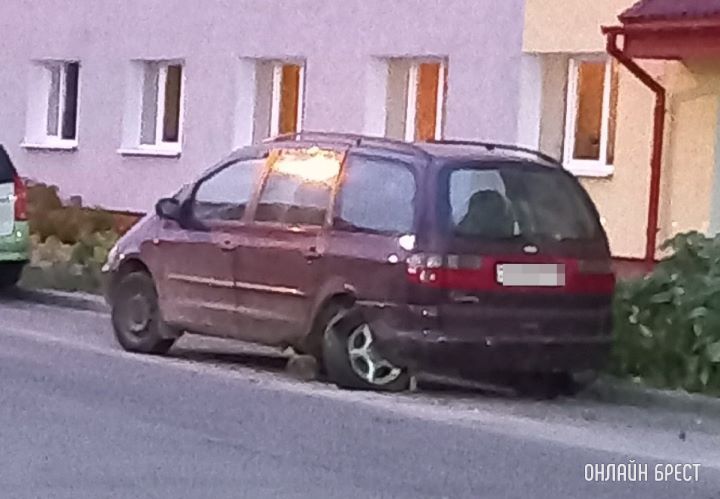 Читатель: В Бресте на Папанина неизвестный водитель въехал в машину и уехал с места происшествия