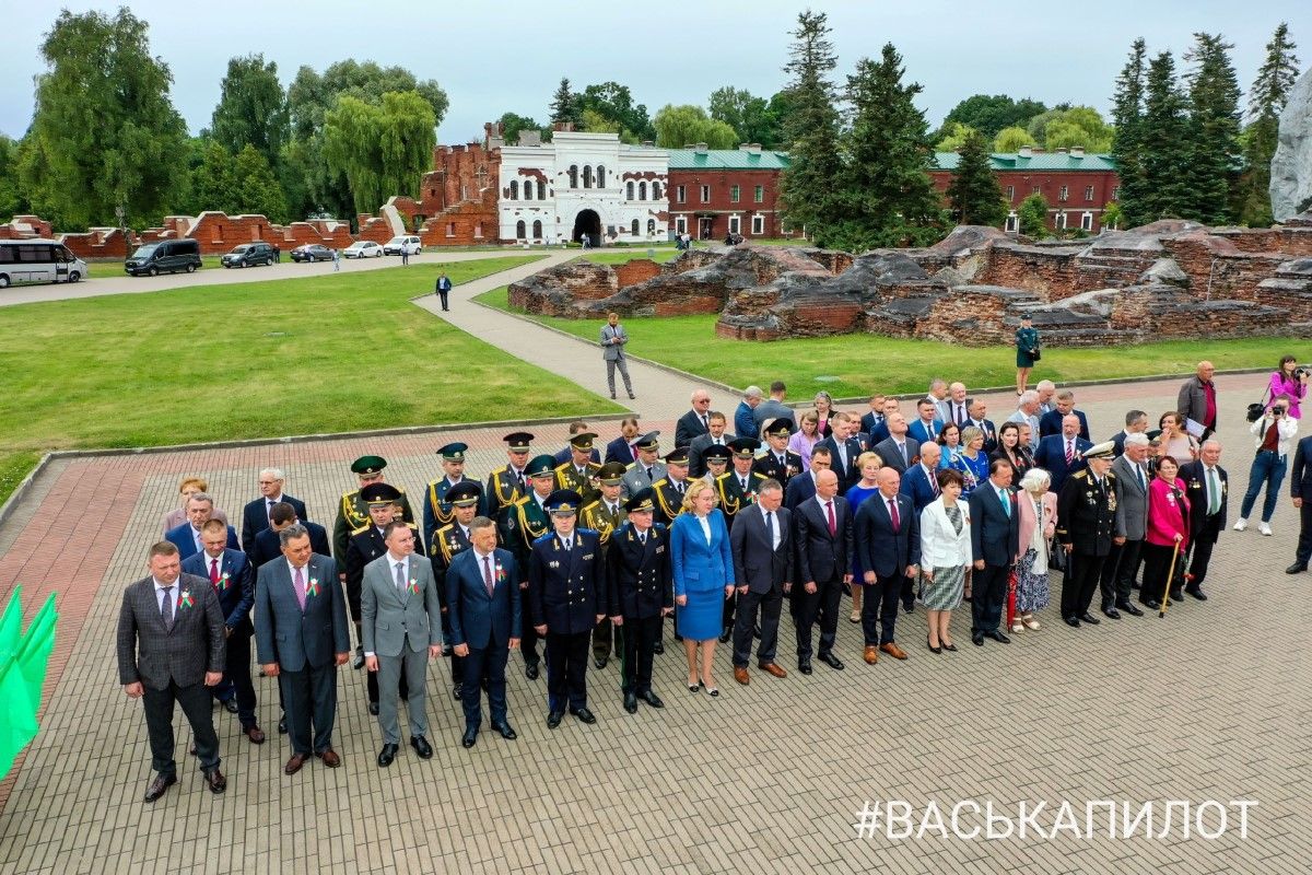 В Брестской крепости возложили цветы к Вечному огню