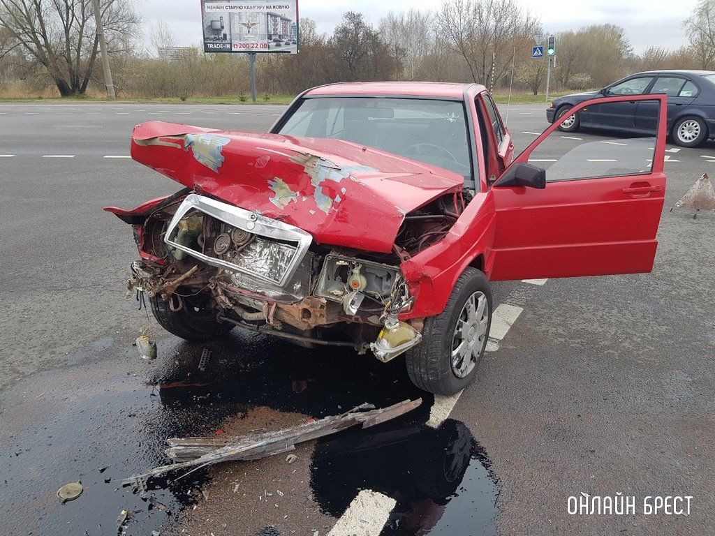 В Бресте на Варшавке возле Еврика серьёзно столкнулись автомобили