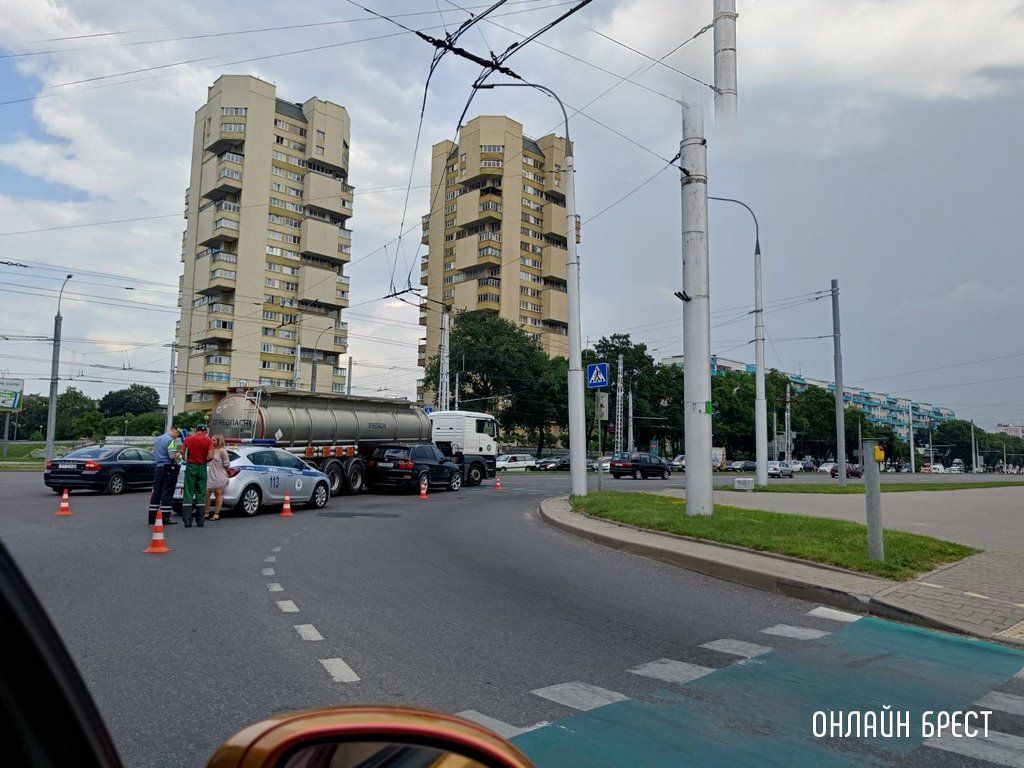 Сегодня в Бресте столкнулись BMW и автомобиль-цистерна. Вот видео, как это произошло