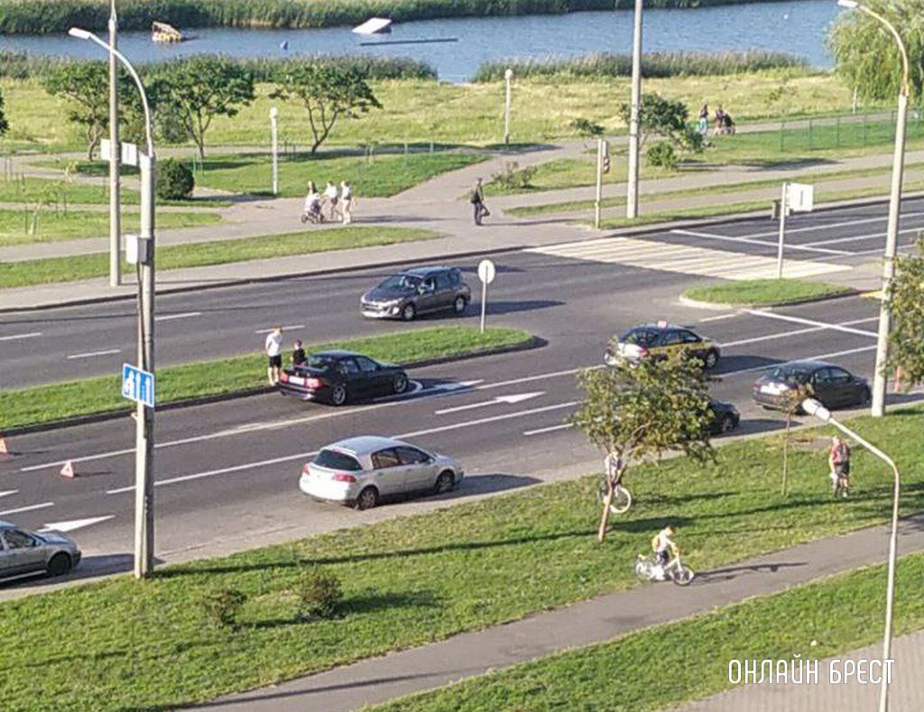 Очевидец: Сегодня в Бресте на улице Октябрьской Революции произошло ДТП с участием такси и BMW
