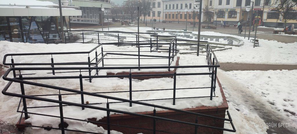 Читатель: На Советской в Бресте. А это единственный пандус на входе в магазин