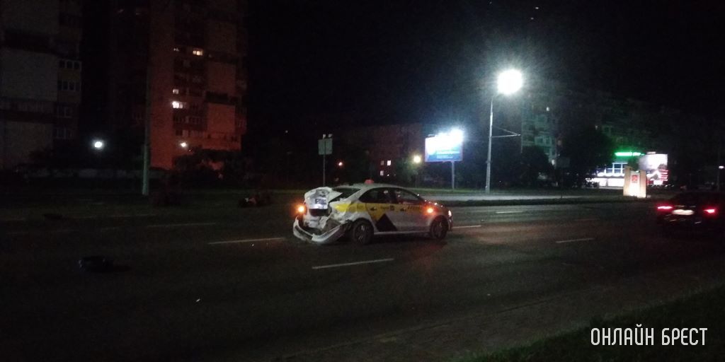 Как всё было. Видео вчерашней жесткой аварии в Бресте, когда мотоциклист врезался в такси