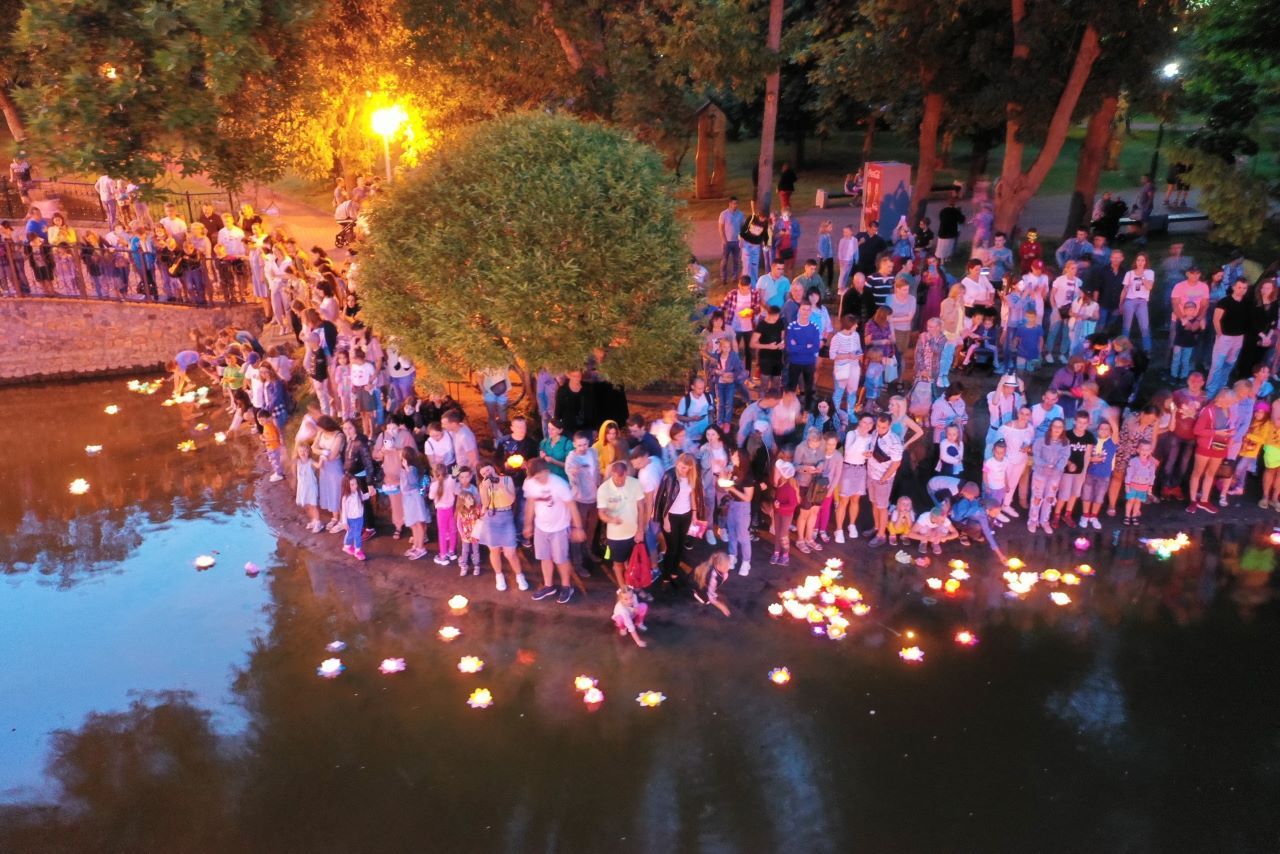 Сегодня в Бресте в парке культуры и отдыха запускали водные фонарики