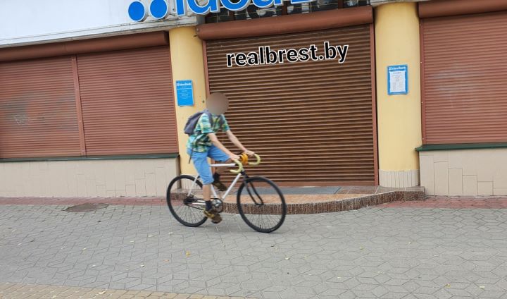 Все ли заметили запрещающий велосипедное движение знак на Советской в Бресте?