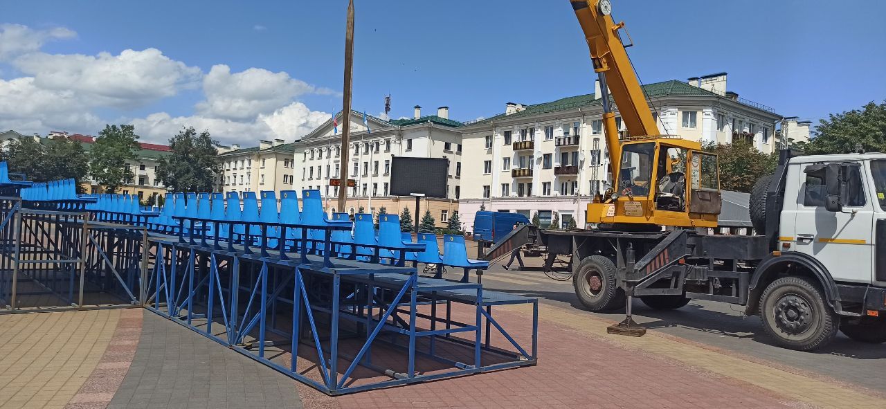 Специалисты КУП «Брестское ДЭП» монтируют сценический комплекс на площади Ленина