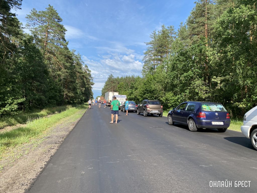 В Брестской области произошло ДТП. Происшествие произошло через пару километров, когда съезжаешь с трассы М1 на Слуцк