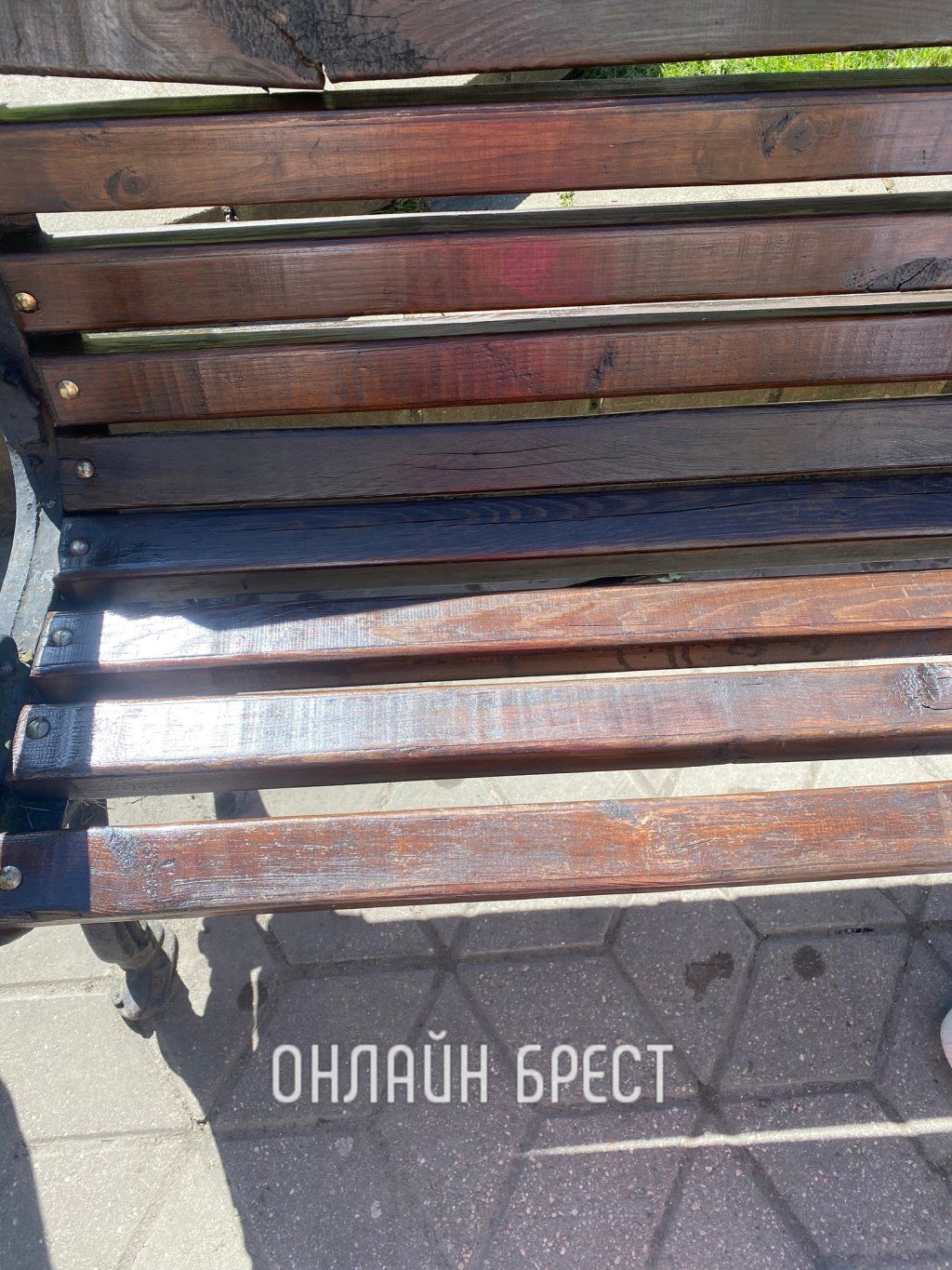 Читательница: Столкнулись сегодня с такой ситуацией. Гуляли в Бресте по ул. Советской. Решила присесть на скамейку и ...