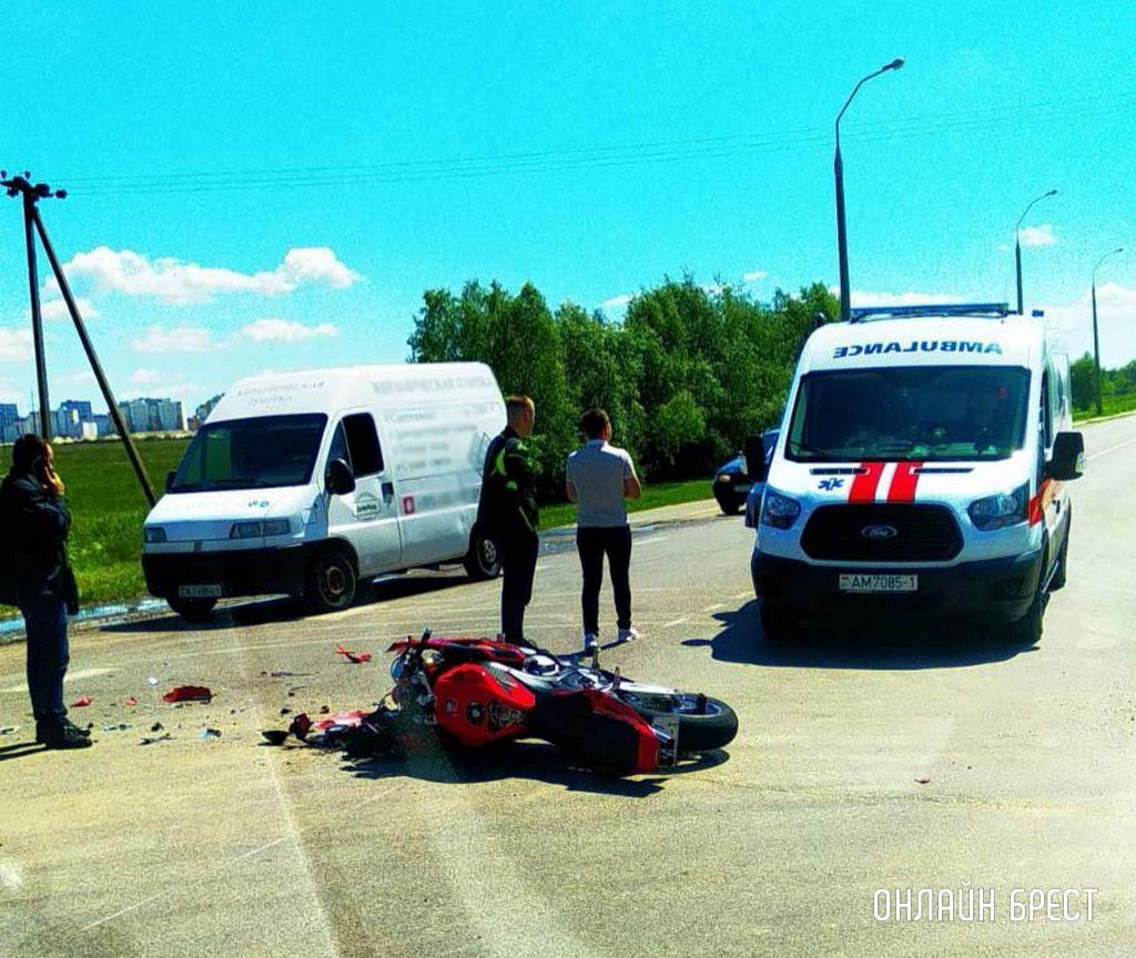 Очевидец: В Бресте на Ковельской мотоциклист попал в ДТП