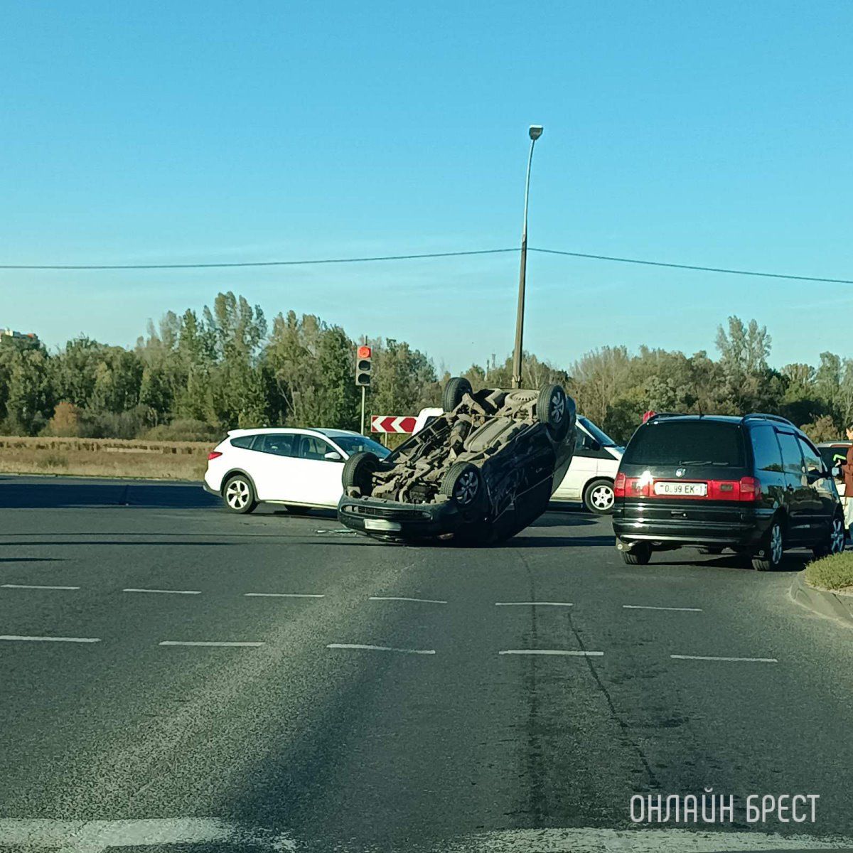 В Бресте произошла авария: машина перевернулась