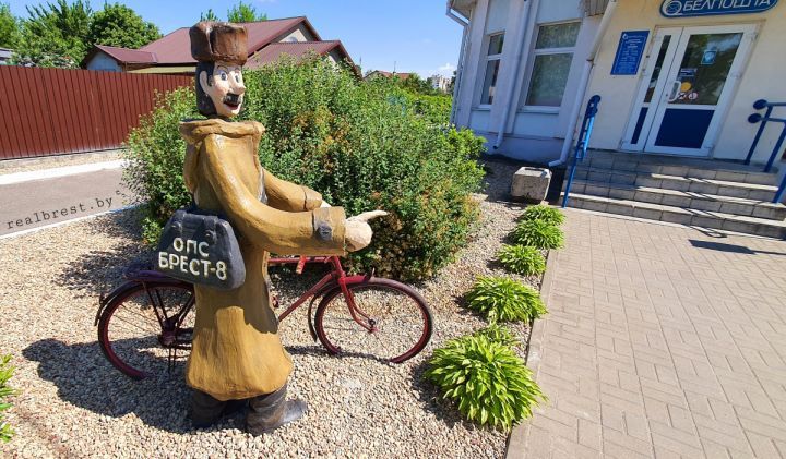 В Бресте, у входа в отделение Белпочты на Ковельском шоссе, появилась скульптура героя известного советского мультфильма «Простоквашино»