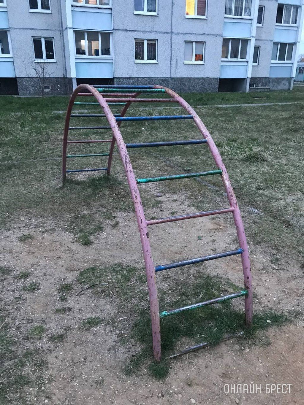 Читатель: Проживаю в Бресте на ул. Суворова, 96/2. У нас во дворе много деток разного возраста , но площадка около нас вот в таком состоянии