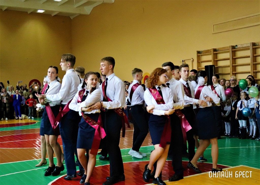 Читатель: Сегодня прошёл последний звонок в средней школе № 28 г. Бреста