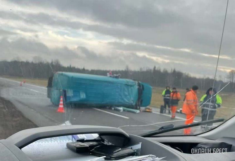 Читатель: Машина на боку. На 160 км автодороги М1 «Брест-Минск-граница РФ» произошло ДТП