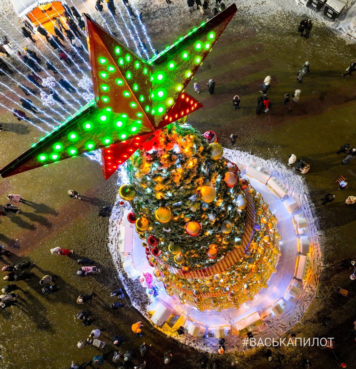 Главная ёлка Бреста и немного снежного города