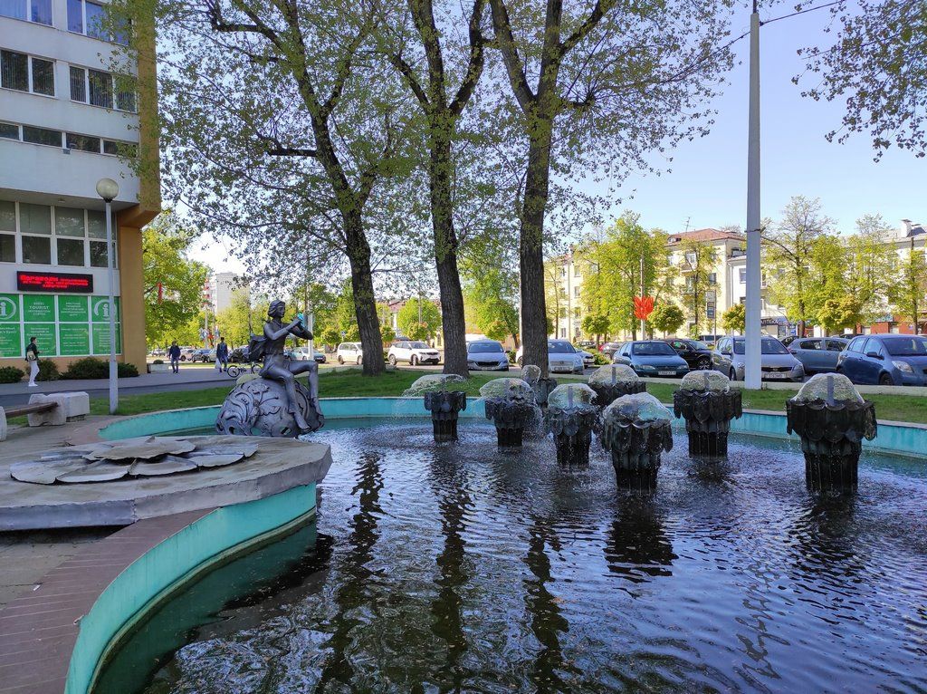 Фонтан в Бресте возле гостиницы «Интурист» - «Танцы белорусские» сегодня и в середине 80-х.