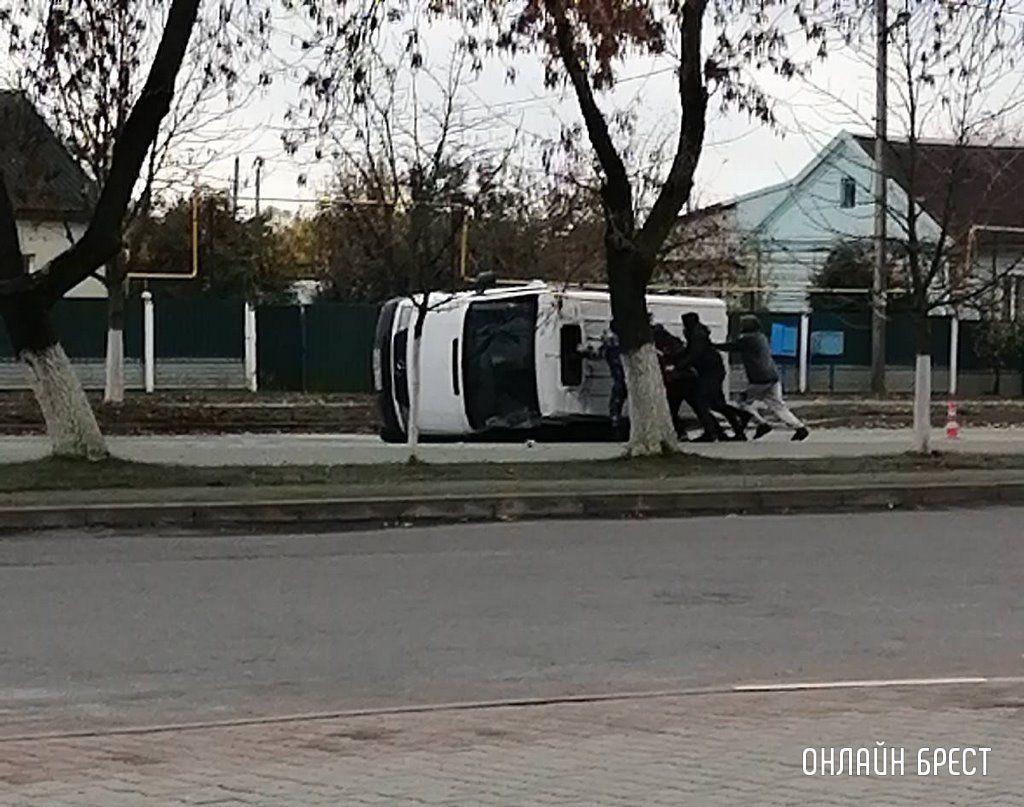 Очевидец: В Дрогичине микроавтобус лёг на бок