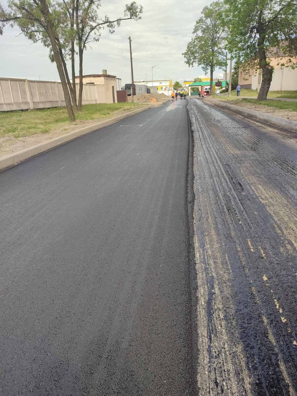 Ведутся работы по асфальтированию улицы писателя Смирнова в Бресте