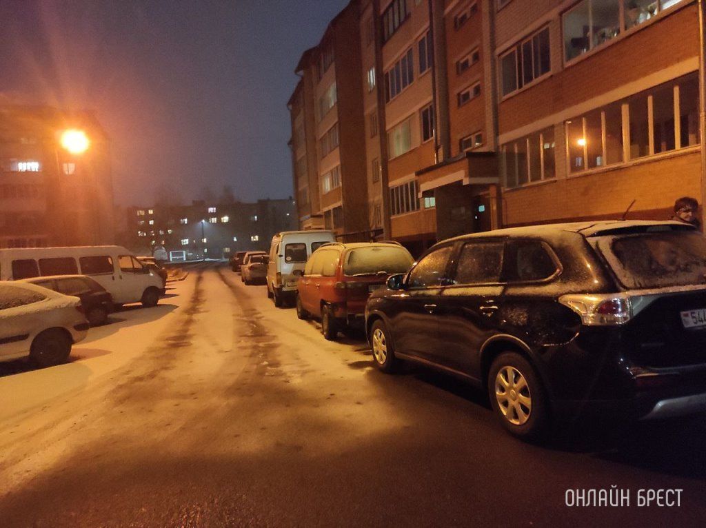 Читатель: Ситуация в Бресте. Наш двор состоит из четырех многоквартирных домов и естественно, что в нашем дворе очень много машин
