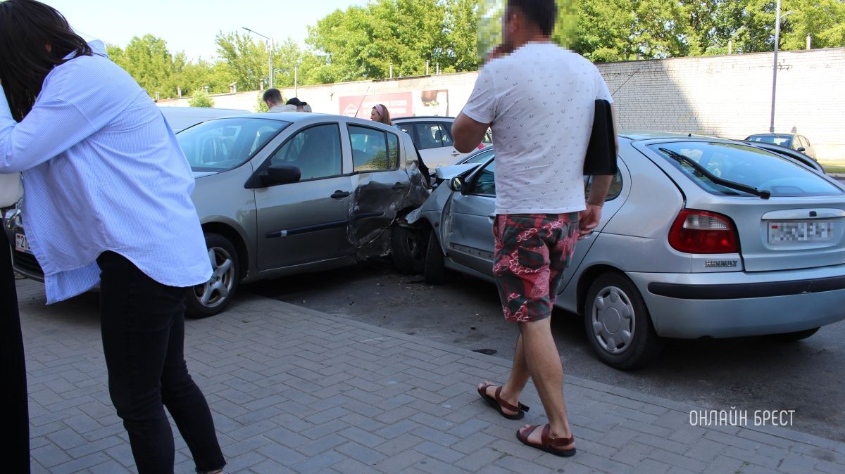 Читатель: Фото с места серьёзной аварии, которая произошла сегодня на Гоголя в Бресте
