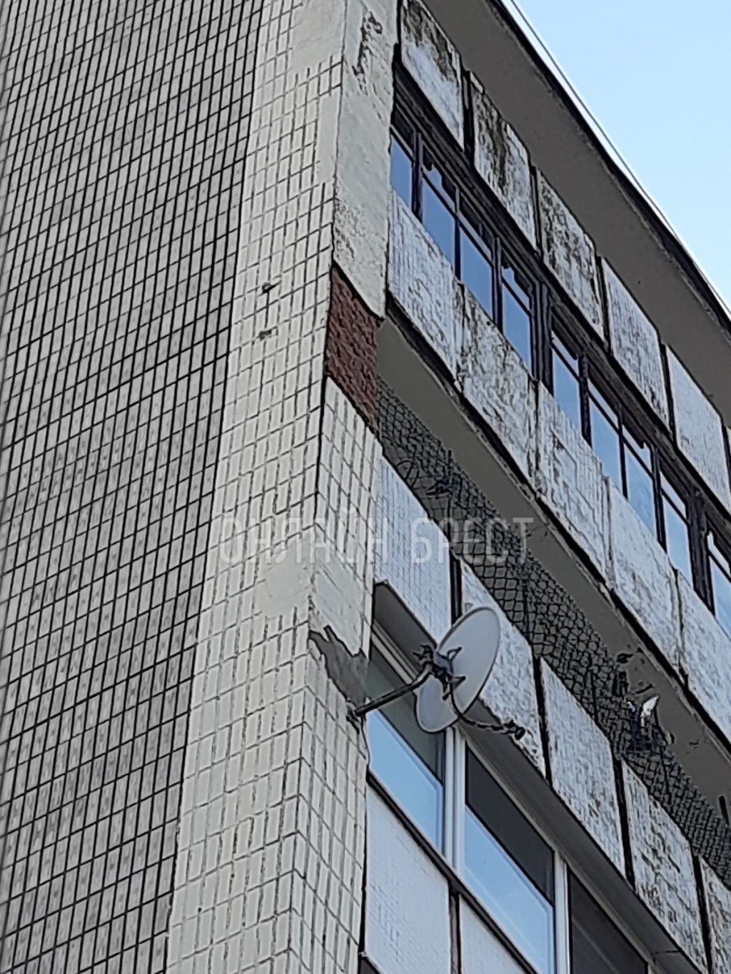 Читатель: В Бресте на ул. Ленина 4, отвалилась облицовочная плитка с 7 этажа, пробила крышу тех. помещения магазина