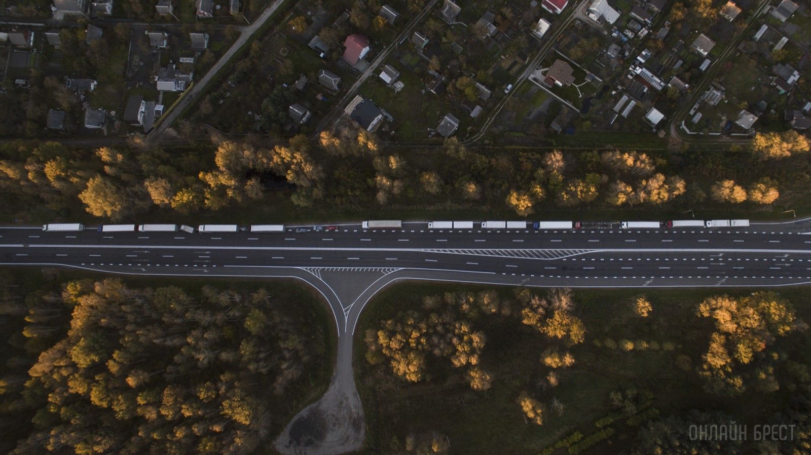 Читатель: Вот так выглядит очередь из фур под Брестом с большой высоты