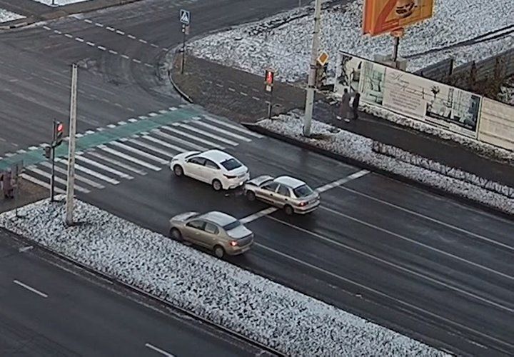 Появилось видео, как сегодня в Бресте на Московской произошло ДТП