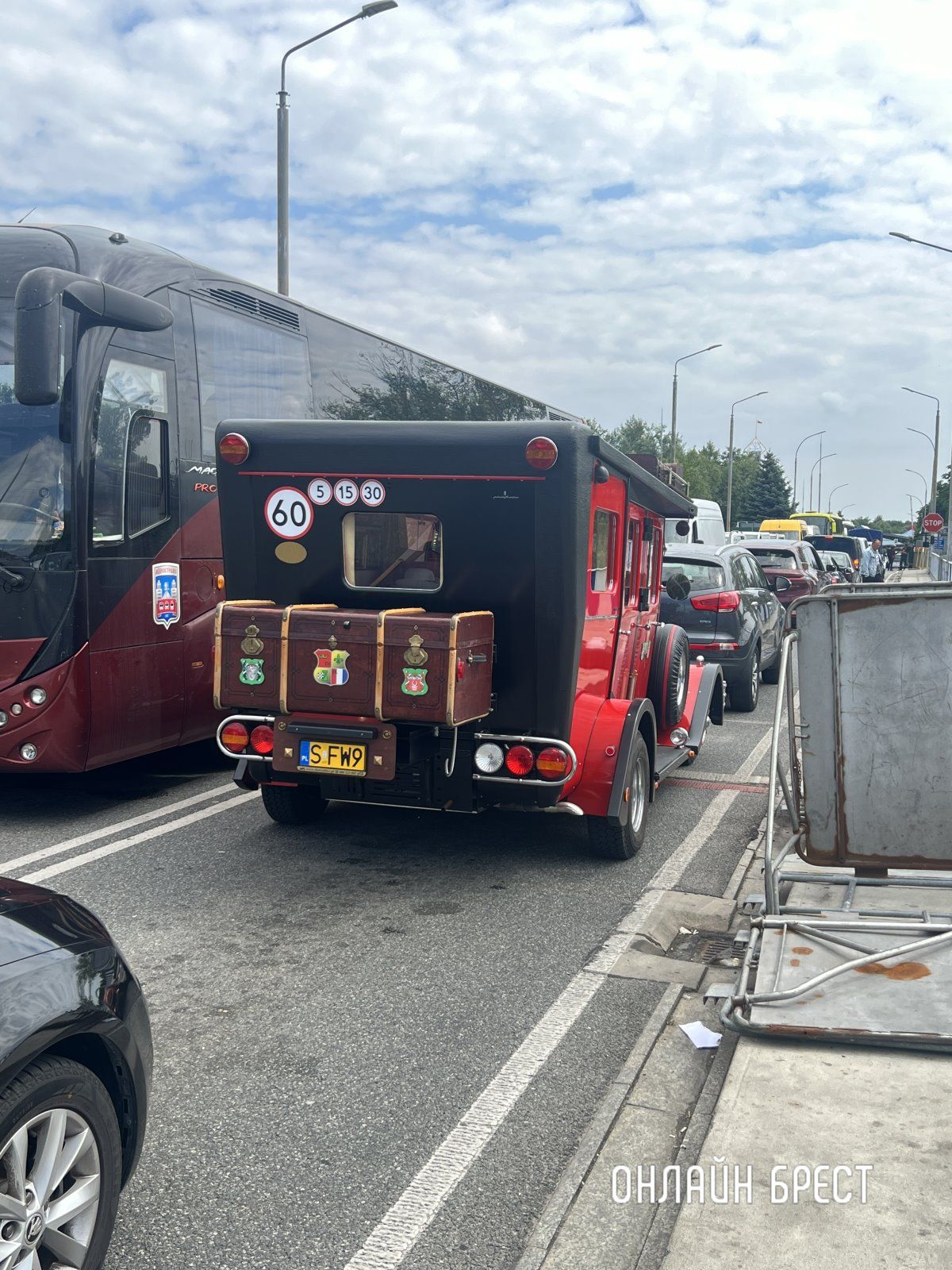 Читатель: Вот такая необычная машина ехала из Польши в Брест. 12 лет человек делал ее своими руками