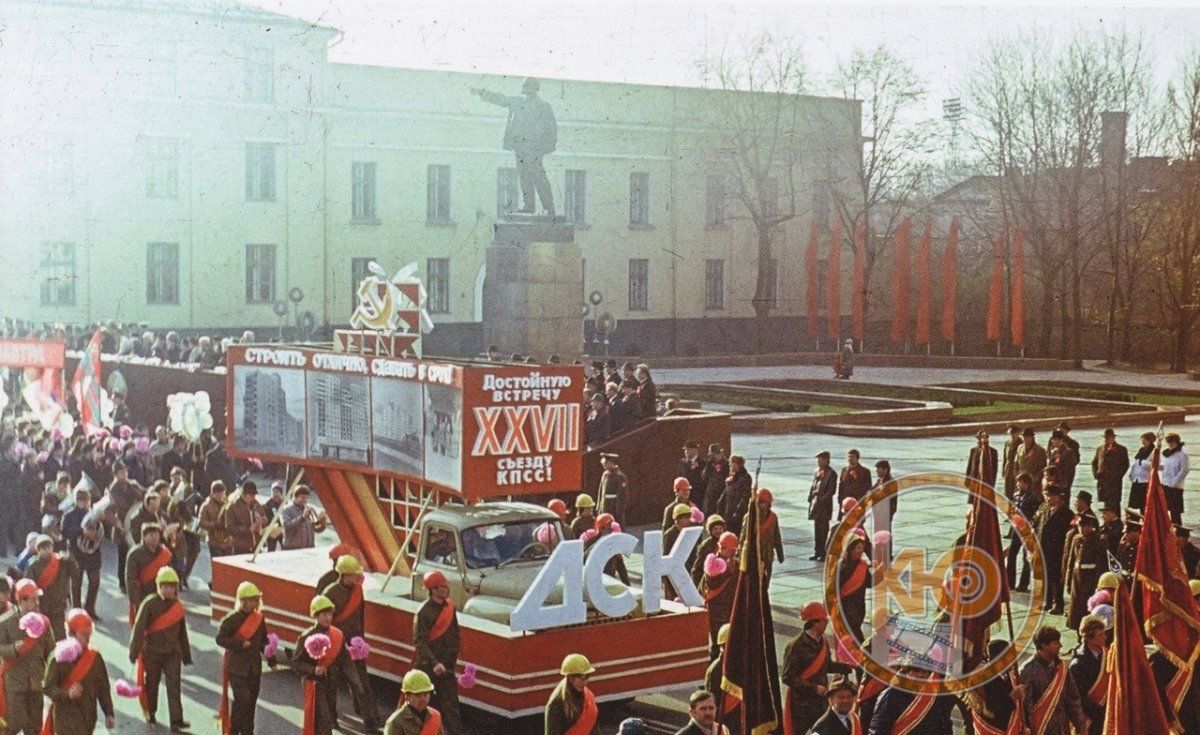 Брест, первомайская демонстрация 1985 года. На фото праздничная колонна работников Брестского домостроительного комбината