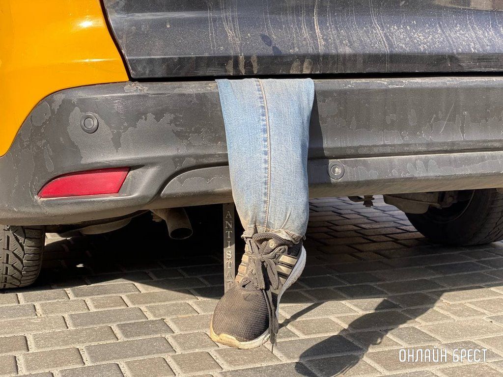 Читатель: То самое такси из Бреста  с торчащей «ногой»