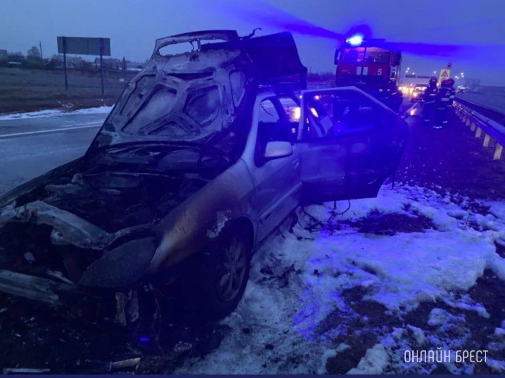 Читатель: Ещё одно видео, как возле Бреста 30 ноября горела машина