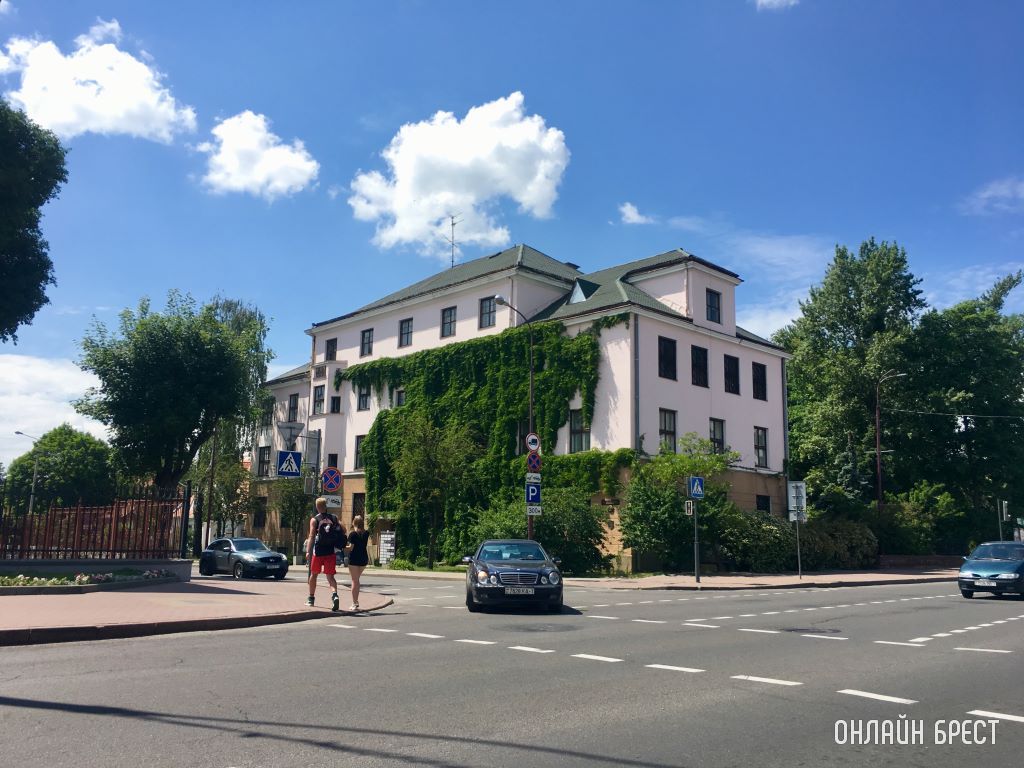 Когда природа и архитектура в гармонии. Смотрится очень красиво. Брест, ул. Ленина