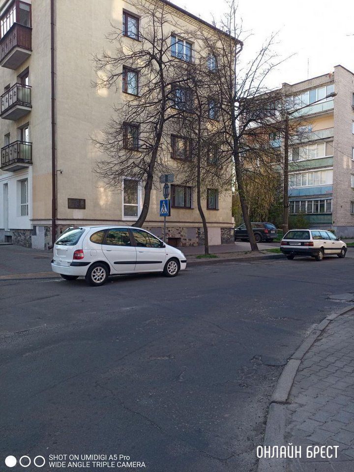 Читатель: Прям на пешеходном! Так паркуются в Бресте :)