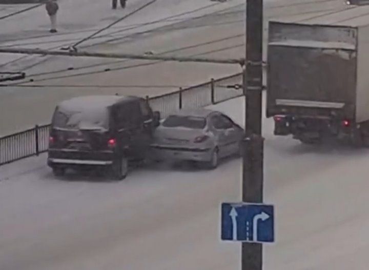 Появилось видео, как в Бресте на Пионерской произошло ДТП