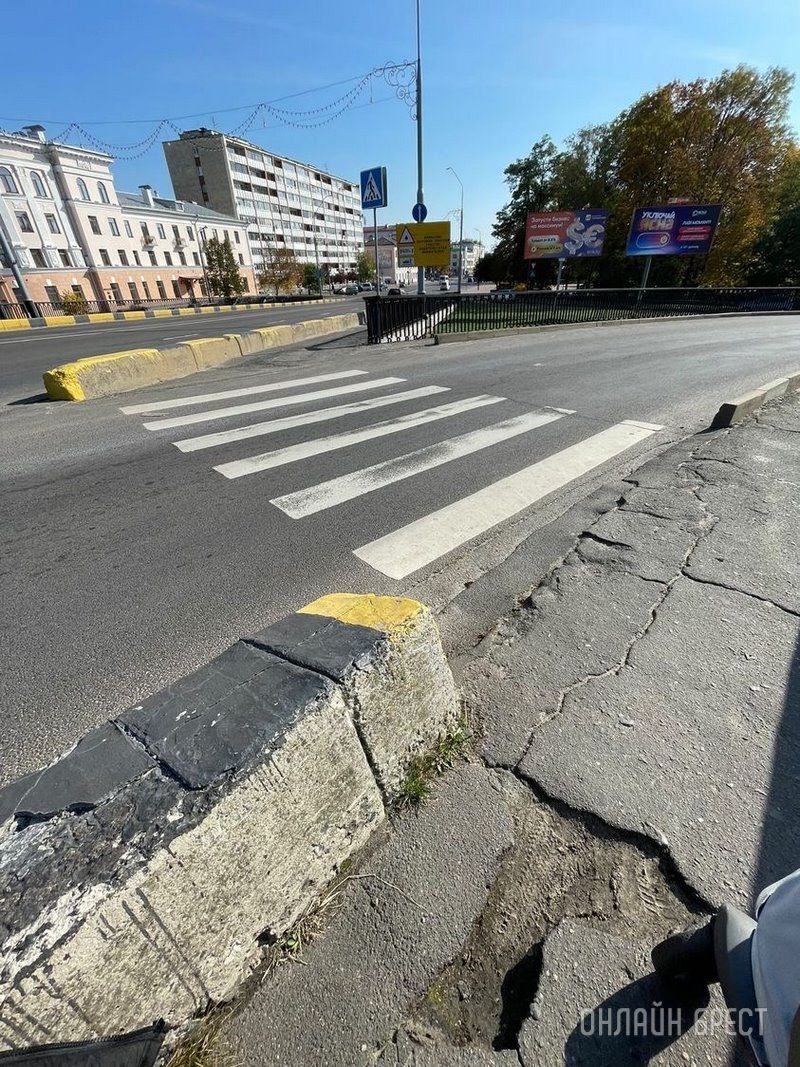 Читатель: Вот такая ситуация на мосту возле ЖД вокзала в Бресте
