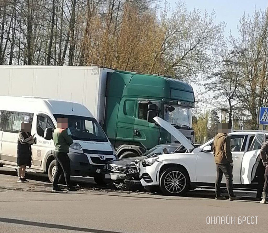 Очевидец: Как это так произошло? Столкнулись три машины в Бресте в Южном.