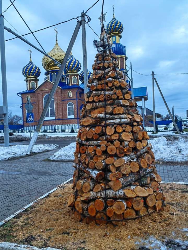 Посмотрите, какую оригинальную елку из дров установили в агрогородке Ольшаны Столинского района
