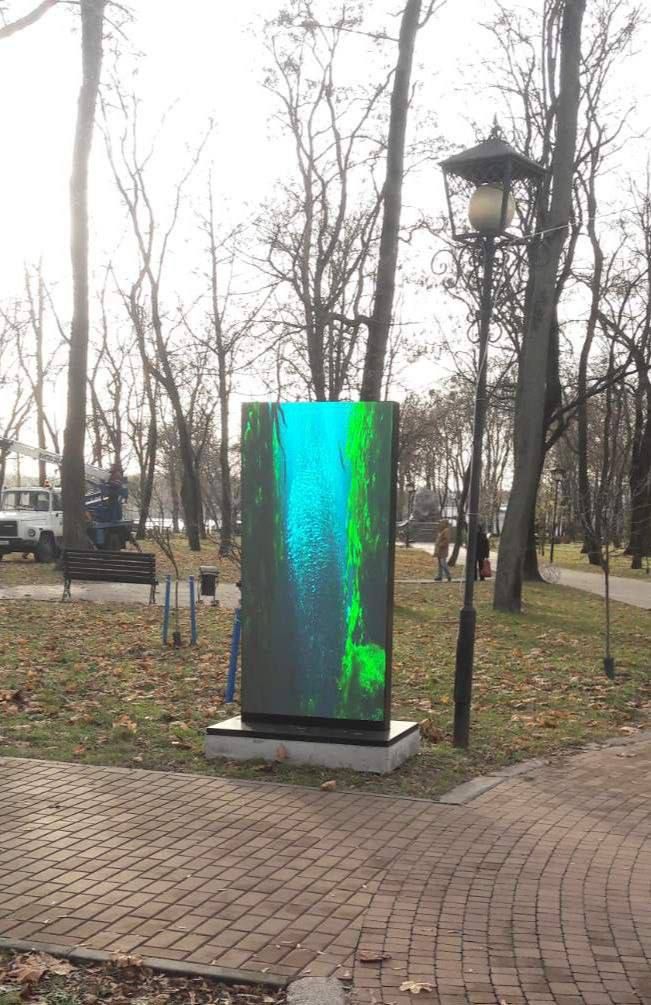 В Бресте в городском саду идёт установка и тестирование интерактивных панелей