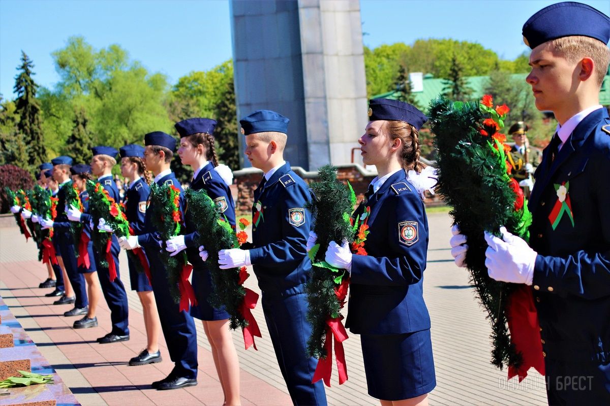 Читатель: Возложение венков к пилонам городов-героев в мемориальном комплексе «Брестская крепость-герой»