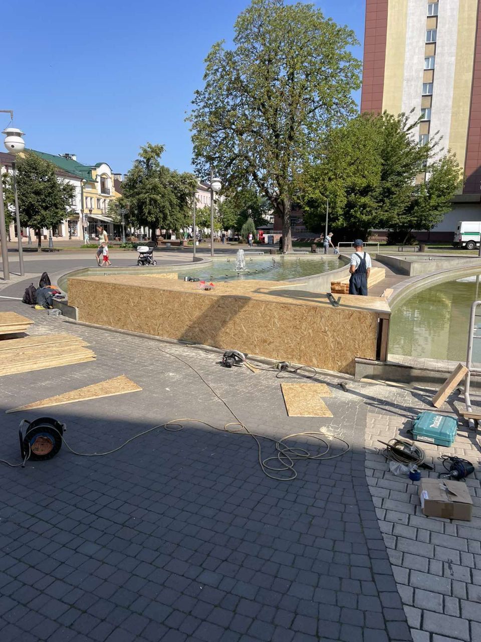 Специалисты КУП «Брестское ДЭП» ведут установку подиума у фонтана