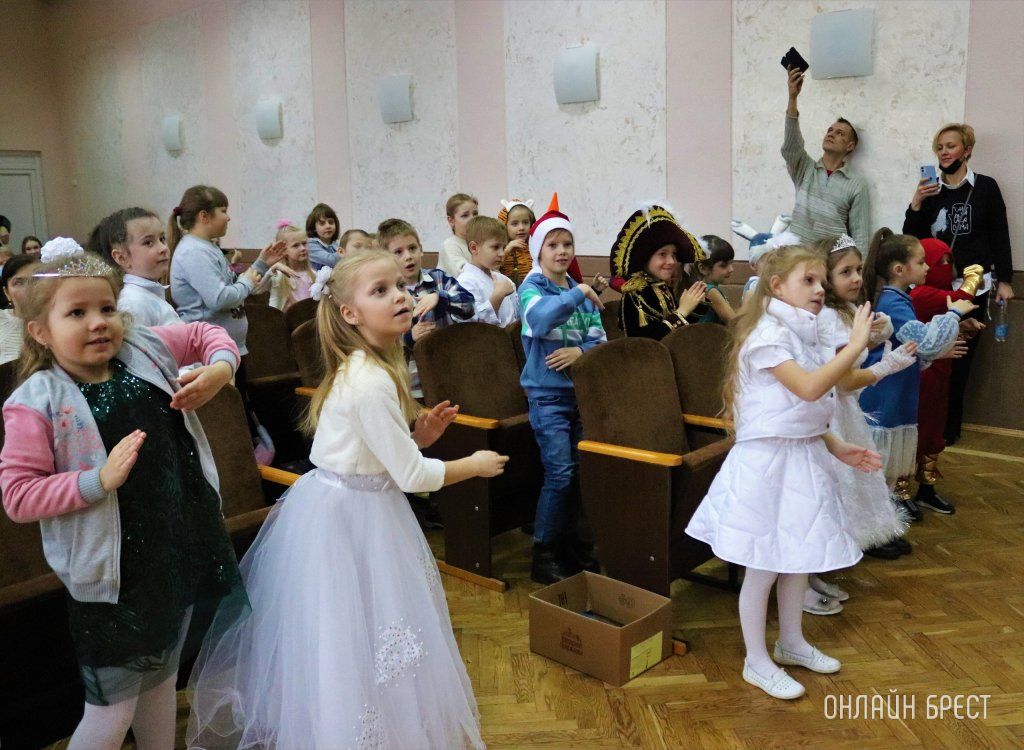 Читатель: «Приключения у новогодней ёлки» в средней школе № 28 г. Бреста