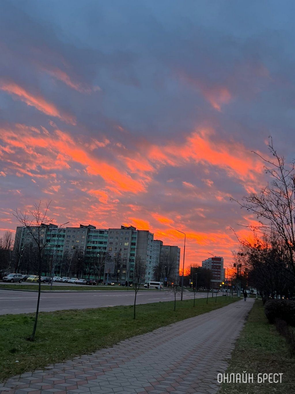 Читатель: Не могу не отправить эту красоту! Сегодняшнее небо над Брестом
