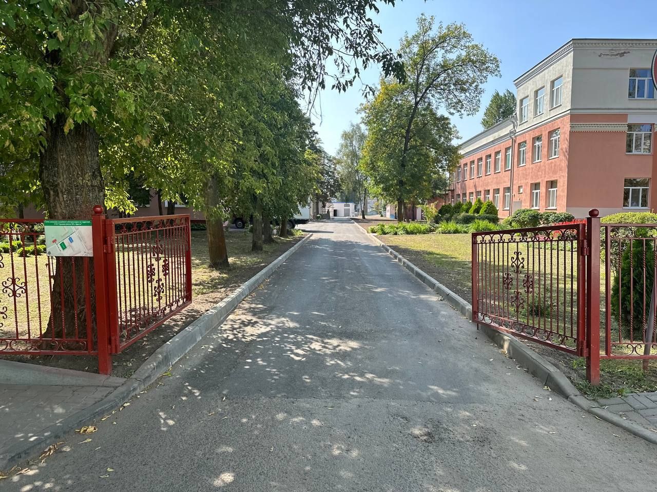 Благоустроенная территория ГУО «Средняя школа №9 г.Бреста имени А.Ф.Наганова»