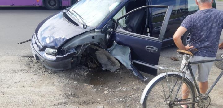 У автомобиля на ходу вырвало левую стойку. Авто занесло на встречку, что привело к боковому столкновению со встречным автомобилем