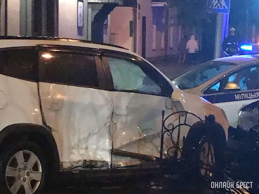 Фотографии с места происшествия. В Бресте на перекрёстке ул. Гоголя - ул. Карла Маркса произошло ДТП с участием такси